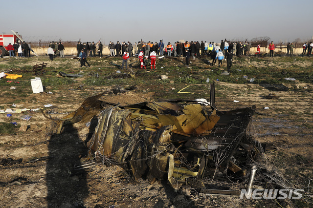 [ 테헤란=AP/뉴시스]이란 테헤란 인근에 8일(현지시간) 우크라이나 여객기가 추락해 기체 일부가 불에 탄채 땅바닥에 나뒹굴어 있다. 이번 사고로 탑승자 176명 전원이 사망했다. 202.01.08