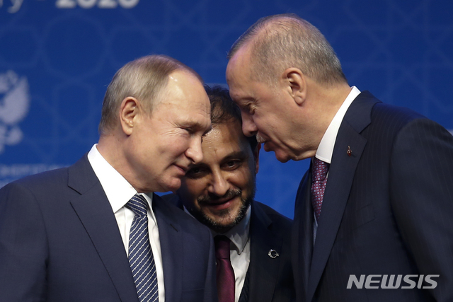 [이스탄불=AP/뉴시스] 블라디미르 푸틴(왼쪽) 러시아 대통령과 레제프 타이이프 에르도안(오른쪽) 터키 대통령이 8일(현지시간) 이스탄불에서 열린 '투르크 스트림' 가스관 개통식에서 만나 이야기를 나누고 있다. 가운데 남성은 통역이다. 두 정상은 이날 내전 중인 리비아통합정부(GNA)와 리비아국민군(LNA)에 휴전을 촉구했다. 2020.1.9.