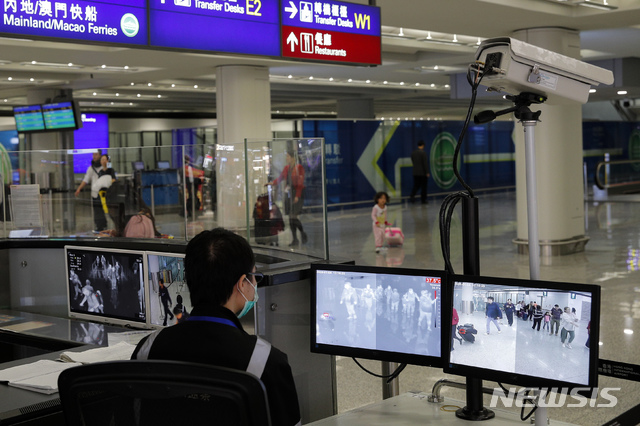  [홍콩=AP/뉴시스]지난 4일(현지시간) 홍콩의 홍콩국제공항 입국장에서 한 보건 관계자가 입국 승객들을 살펴보고 있다. 중국중앙방송(CCTV)은 9일 중국 중부 후베이성 우한에서 발생한 원인 불명의 바이러스성 폐렴이 초기 단계 조사 결과 신종 코로나 바이러스로 판명됐다고 보도했다. CCTV는 이 바이러스가 사스(SARS·중증급성호흡기증후군)를 일으키는 코로나 바이러스 등 이미 발견된 것들과는 달라 추가 연구가 필요하다고 밝혔다. 현재 홍콩에서는 호흡기 질환 증세가 있는 환자 15명이 치료를 받고 있다. 2020.01.09.  