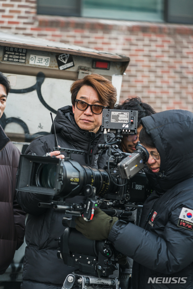[서울=뉴시스]영화 ‘쥬시 걸(JUICY GIRL)’ MJ KIM 감독(가운데). (사진=유은미 작가 제공) 2020.1.12 photo@newsis.com