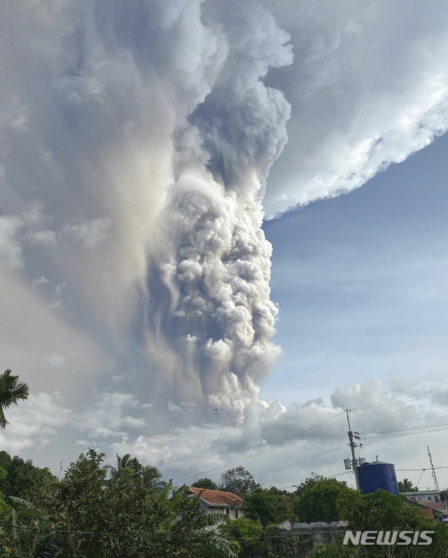 [타가이타이(필리핀)=AP/뉴시스]12일(현지시간) 필리핀 카비테주 타가이타이의 탈(Taal) 화산이 폭발해 화산재와 증기가 분출하고 있다. 이 폭발로 주민과 관광객 등이 대피하고 마닐라 공항이 폐쇄됐다. 필리핀지진화산연구소는 탈 화산의 경보를 4단계로 격상하고 대피령을 내렸다. 2020.01.13. 