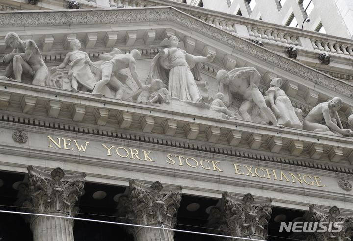 [뉴욕=AP/뉴시스] 뉴욕증시는 주요 기술기업 기업을 향한 실적 기대감을 안고 23일(현지시각) 상승 마감했다. 사진은 2019년 8월23일 뉴욕증권거래소(NYSE)의 모습. 2024.04.24.