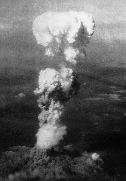 [서울=뉴시스] 1945년 미국이 일본 히로시마에 원자폭탄을 투하한 후 관측된 원폭구름. <사진출처:위키피디아>2020.01.14 