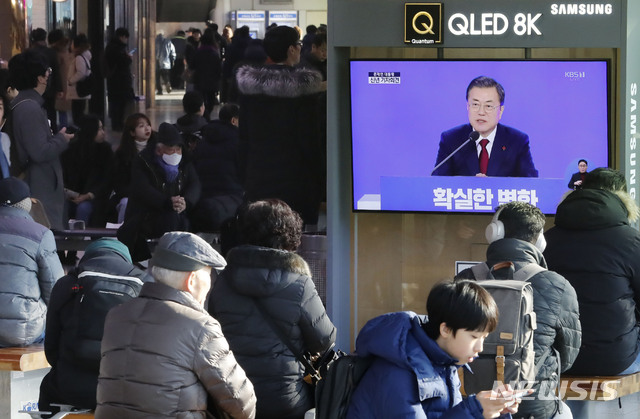 [서울=뉴시스] 최동준 기자 = 시민들이 14일 서울 용산구 서울역에서 문재인 대통령의 신년 기자회견을 시청하고 있다. 2020.01.14. photocdj@newsis.com