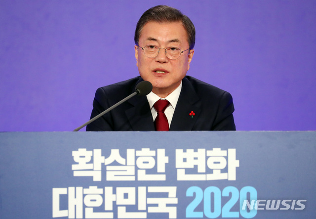 [서울=뉴시스]배훈식 기자 = 문재인 대통령이 14일 청와대 영빈관에서 열린 2020 대통령 신년기자회견에 참석해 취재진의 질문에 답변하고 있다. 2020.01.14. dahora83@newsis.com