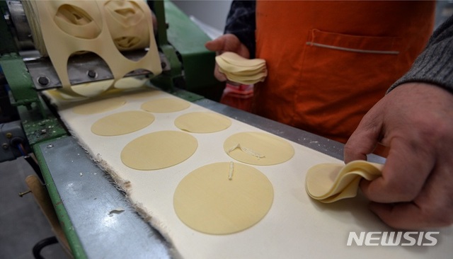 [대구=뉴시스]이무열 기자 = 대구 미성당 본점 공장에서 만두피를 만드는 모습. 2020.01.29. lmy@newsis.com