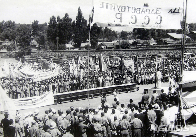 [서울=뉴시스] 1945년 8월 26일 평양공설운동장에서는 평양에 진주한 소련군을 환영하는 평양시 군중 집회가 열리고 있다. (사진=미국 국립문서기록청) 2020.01.19. photo@newsis.com