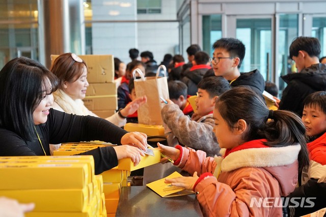 [서울=뉴시스] 17일 국립중앙박물관의 '중국 청소년 한국 역사문화 탐방'에 참여한 중국 수학여행단.(사진=국립중앙박물관 제공) 2020.1.17 photo@newsis.com