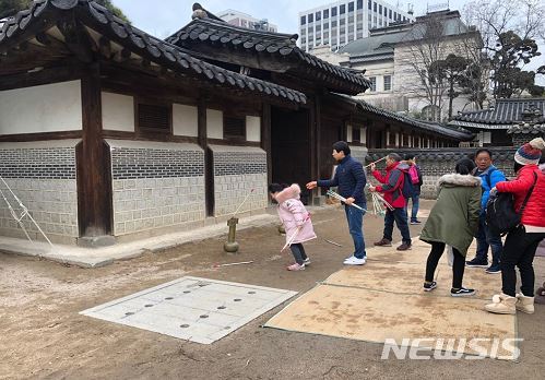 [서울=뉴시스]운현궁 설날 큰잔치 민속놀이마당. 2020.01.19. (사진=서울시 제공). photo@newsis.com