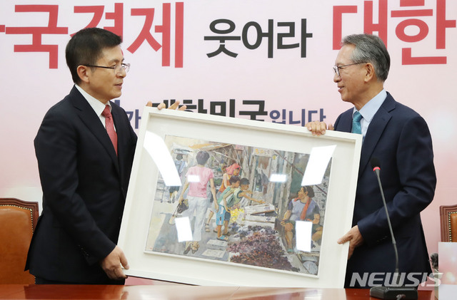 [서울=뉴시스] 김진아 기자 = 황교안 자유한국당 대표가 17일 서울 여의도 국회에서 자유한국당 공천관리위원장으로 임명된 김형오 전 의장과 회동, 그림을 선물 받고 있다. 2020.01.17. bluesoda@newsis.com