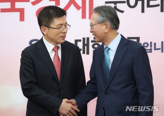 [서울=뉴시스] 김진아 기자 = 황교안 자유한국당 대표가 17일 서울 여의도 국회에서 자유한국당 공천관리위원장으로 임명된 김형오 전 의장과 회동을 하고 있다. 2020.01.17. bluesoda@newsis.com