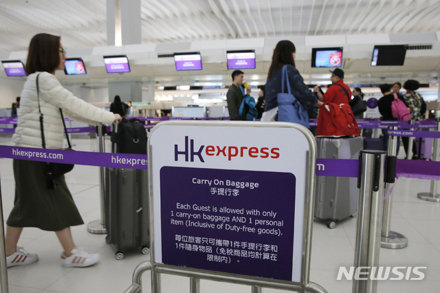 [AP/뉴시스] 2019년 3월 홍콩 국제공항에서 승객들이 홍콩 엑스프레스 에어웨이스의 체크인 카운터 앞에서 줄을 서 기다리고 있다 2020. 1. 17.