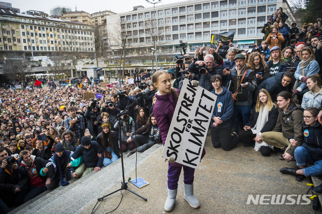[로잔=AP/뉴시스]스웨덴 출신의 17세 환경 운동가 그레타 툰베리가 17일(현지시간) 스위스 로잔에서 기후 변화 시위에 참석해 '기후를 위한 학교 파업'이라고 적힌 푯말을 들어보이고 있다. 2020.1.18.