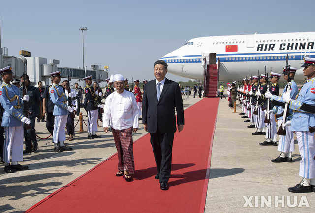 [네피도=신화/뉴시스] 페이스북이 시진핑 중국 국가주석을 영어로 '미스터 쉿홀(Mister shithole)'로 잘못 표기한 데 대해 사과했다. 사진은 17일 미얀마 네피도 국제공항에 도착한 시 주석이 민 스웨 제1부통령과 각료들의 영접을 받고 있는 모습. 2020.01.19()