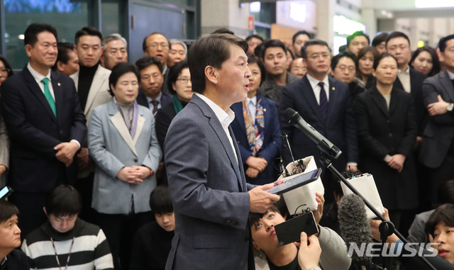 [인천공항=뉴시스] 고범준 기자 = 안철수 전 바른미래당 의원이 해외 연구 활동을 마치고 19일 오후 인천국제공항 제1여객터미널을 통해 귀국해 소감을 말하고 있다. 2020.01.19.   photo@newsis.com 