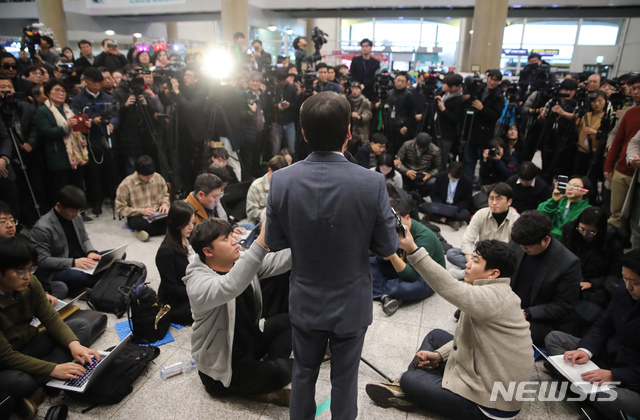 [인천공항=뉴시스] 고범준 기자 = 안철수 전 바른미래당 의원이 해외 연구 활동을 마치고 19일 오후 인천국제공항 제1여객터미널을 통해 귀국해 소감을 말하고 있다. 2020.01.19.   photo@newsis.com 