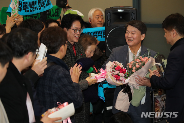 [인천공항=뉴시스] 고범준 기자 = 안철수 전 바른미래당 의원이 해외 연구 활동을 마치고 19일 오후 인천국제공항 제1여객터미널을 통해 귀국해 지자자들과 인사를 나누고 있다. 2020.01.19. photo@newsis.com