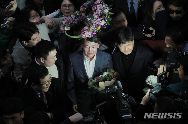 [인천공항=뉴시스] 고범준 기자 = 안철수 전 바른미래당 의원이 해외 연구 활동을 마치고 19일 오후 인천국제공항 제1여객터미널을 통해 귀국하고 있다. 2020.01.19.  photo@newsis.com