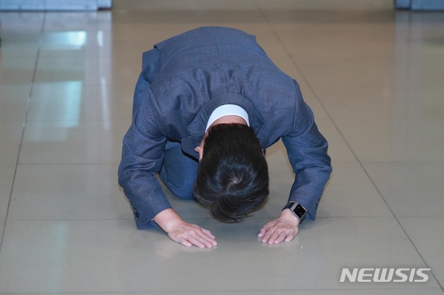 [인천공항=뉴시스] 고범준 기자 = 안철수 전 바른미래당 의원이 해외 연구 활동을 마치고 19일 오후 인천국제공항 제1여객터미널을 통해 귀국해 큰절을 하고 있다. 2020.01.19.  photo@newsis.com