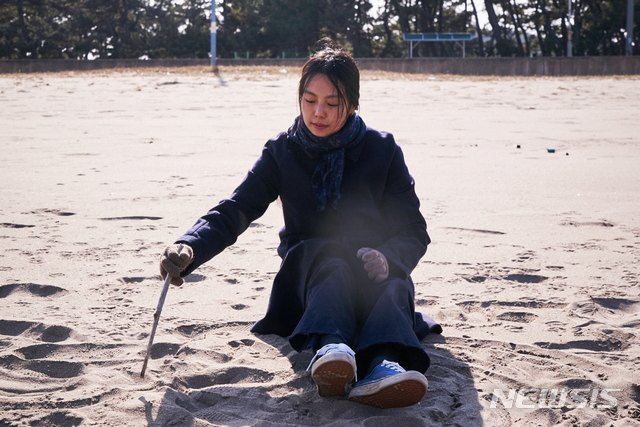 [서울=뉴시스]영화 '밤의 해변에서 혼자' (사진=콘텐츠 판다 제공) 2020.01.20 photo@newsis.com 