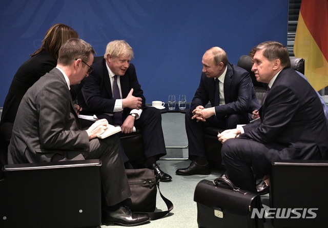 [베를린=AP/뉴시스] 19일(현지시간) 보리스 존슨(왼쪽에서 세 번째) 영국 총리, 블라디미르 푸틴(오른쪽에서 두 번째)러시아 대통령이 독일 베를린에서 만나 대화를 나누고 있다. 이들을 비롯한 세계정상들은 베를린에서 열린 회담에서 더이상 리비아에 무기를 수출하지 않기로 합의하는 등 완전한 휴전을 위한 노력을 약속했다. 2020.1.20.