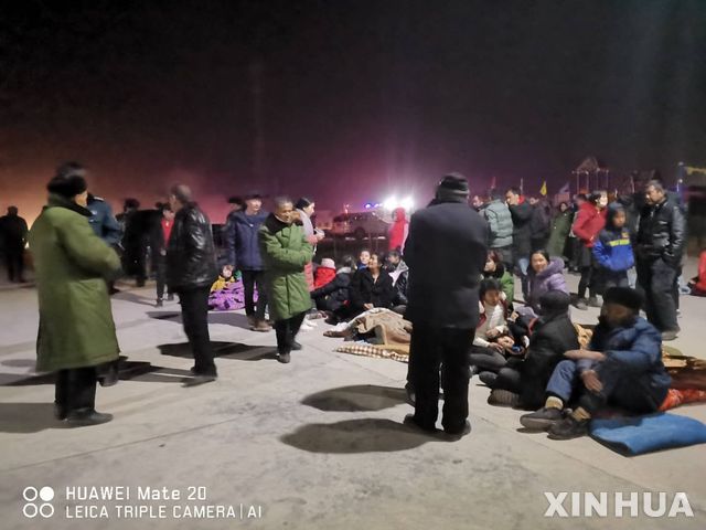 [카슈가르=신화/뉴시스] 중국 서부 신장(新疆)위구르자치구 카슈가르 지역의 자스(伽師)현에서 19일 저녁 일어난 규모 6.4지진으로 1명이 사망하고 2명이 부상했다. 20일 새벽 주민들이 여진을 피해 공터에 나와있는 모습. 2020.01.20