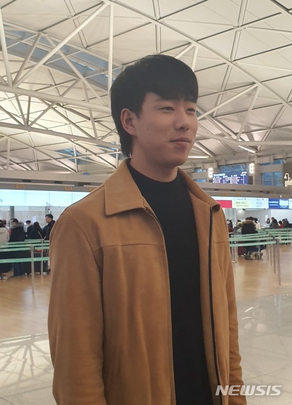 [인천공항=김주희 기자] LG 트윈스 정우영이 21일 인천국제공항에서 출국을 앞두고 인터뷰 하고 있다. 