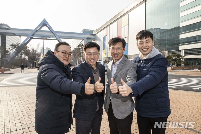 [서울=뉴시스]삼성전자는 반도체 협력사 271개사에 2019년 하반기 인센티브를 지급한다고 21일 밝혔다. 이번 하반기 인센티브는 2010년 제도를 시행한 이래 최대 규모의 금액이다. 경기 삼성전자 화성캠퍼스에서 삼성전자와 협력사 임직원들이 동반성장을 위한 협력을 다짐하고 있다. 왼쪽부터 파인텍 최창훈 사원, 파인텍 이경근 상무, 삼성전자 DS부문 상생협력센터 김창한 전무, 파인텍 정태관 사원. (사진=삼성전자 제공) 2020.01.21. photo@newsis.com