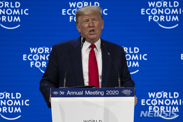 [다보스-AP/뉴시스] 21일 도널드 트럼프 미 대통령이 스위스 다보스 포럼에서 개막에 맞춰 연설을 하고 있다  2020. 1. 21. 