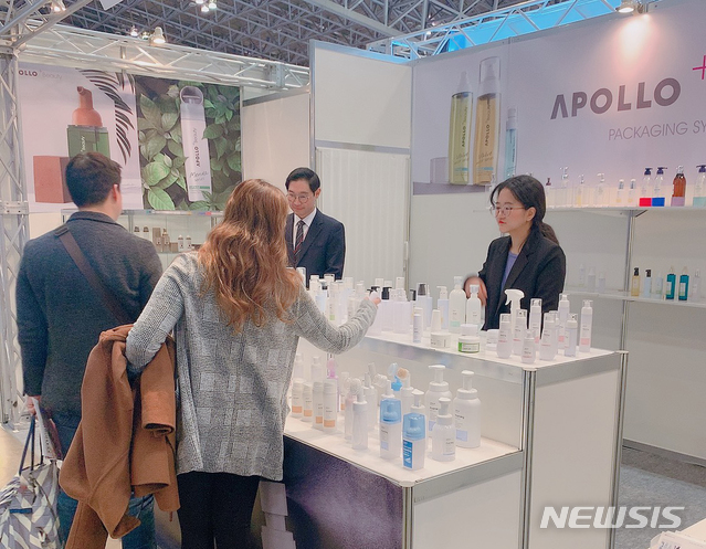 [안산=뉴시스]22일 일본 마쿠라히 멧세에서 열린 '코스메 위크 2020'에 참가한 한국산업기술대학교 학생들이 화장품 기업 '아폴로'의 제품을 전시, 판매하고 있다.(한국산업기술대 제공) 