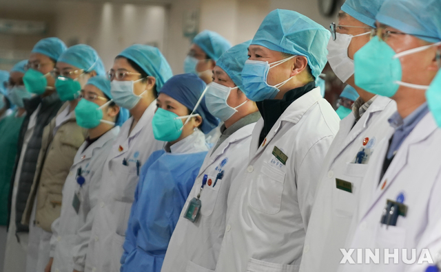 [우한=신화/뉴시스] 22일 중국 후베이성 우한시 퉁지 병원에서 신종 코로나바이러스 담당 의료진들이 전담팀 구성 기념 행사에 참석한 모습. 2020.01.23.