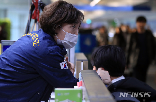 [인천공항=뉴시스]박미소 기자 = 중국발 신종 코로나바이러스로 인한 '우한 폐렴' 사망자가 중국에서 증가하는 가운데 23일 오후 인천국제공항을 통해 입국하던 한 어린이가 열감지 카메라에 감지돼 방역당국 직원이 체온계로 체온을 체크하고 있다. 2020.01.23. photo@newsis.com