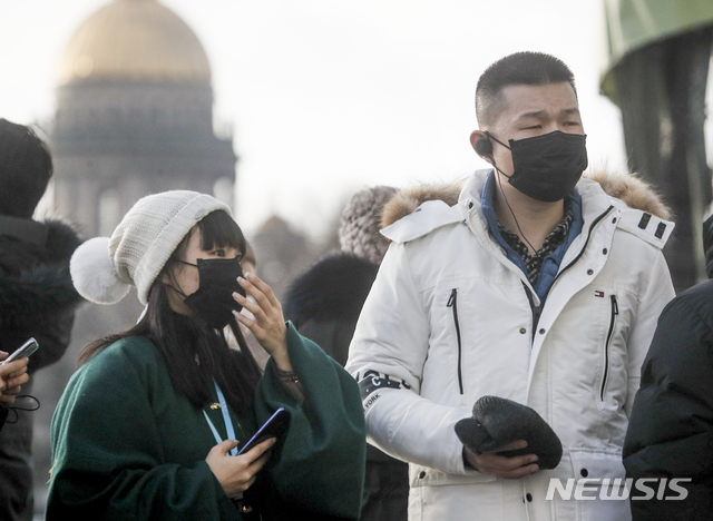 [상트페테르부르크=AP/뉴시스] 러시아 상트페테르부르크를 방문한 중국인 관광객들이 검정 마스크를 낀 채 시내를 걷고 있다. 러시아는 오는 20일부터 신종 코로나바이러스 감염증(코로나19) 확산을 막기 위해 중국인의 입국을 중단하겠다고 밝혔다. 2020.2.19.