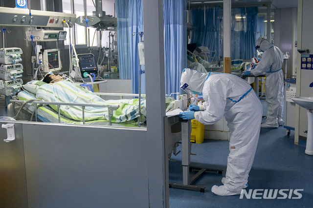 [우한=AP/뉴시스]중국 후베이성 우한시 한 병원 중환자실에서 지난 24일 의료진이 환자를 치료하고 있다. 2020.01.25.