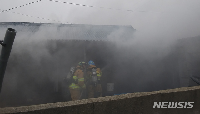 [해남=뉴시스] 변재훈 기자 = 25일 오후 3시57분께 전남 해남군 현산면 한 주택에서 불이 나 출동한 소방당국에 의해 47분 만에 꺼졌다. 이 불로 신원이 확인되지 않은 3명이 숨진 채 발견됐다. (사진=전남 해남소방 제공) 2020.01.25.photo@newsis.com