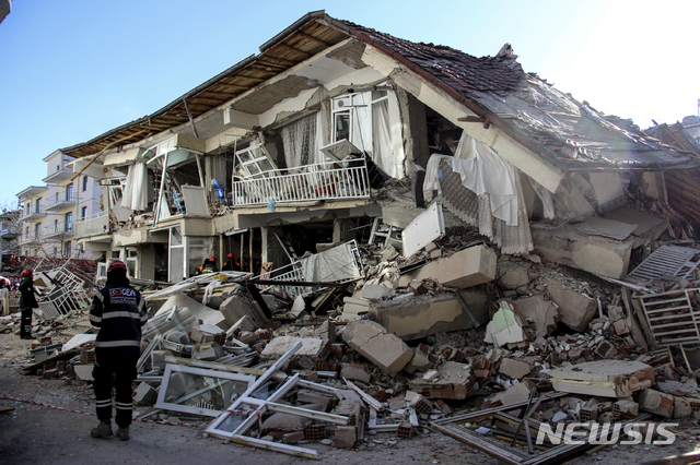 [엘라지(터키)=AP/뉴시스]24일(현지시간) 터키 동부 엘라지 인근에서 규모 6.8 지진이 발생한 후 구조대원들이 지난 25일 무너진 건물에서 수색작업을 펼치고 있다. 2020.01.25.