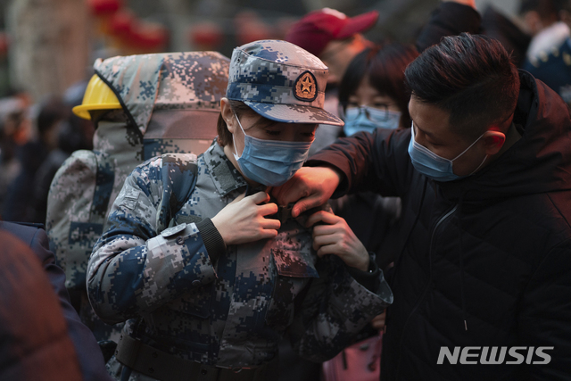 [시안=AP/뉴시스]24일 중국 시안에서 군 의료진이 우한으로 향할 준비를 하고 있다. 2020.01.26. 