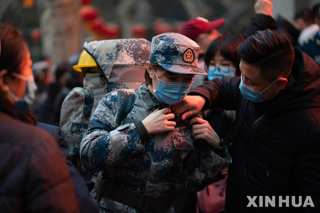 [베이징=신화/뉴시스]중국 공군 의대 의료진이 지난 24일 신종 코로나바이러스 의료 지원을 하기 위해 발원지인 우한으로 떠날 준비를 하고 있는 모습. 2020.1.26.