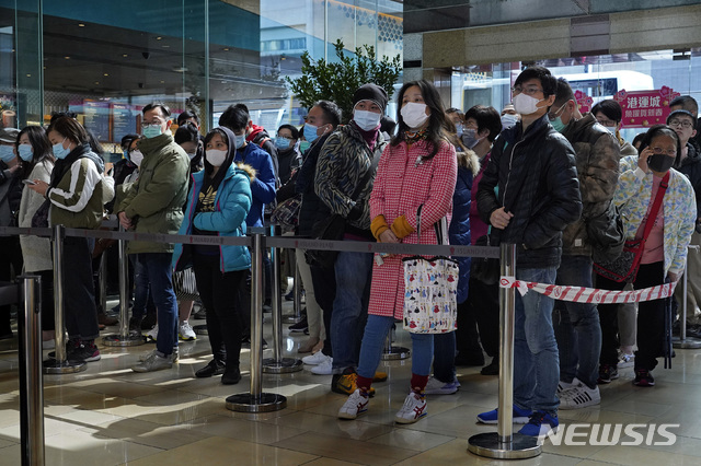 [홍콩=AP/뉴시스]홍콩의 한 상점 앞에서 27일 시민들이 마스크를 사기 위해 순서를 기다리며 서있다. 2020.01.27