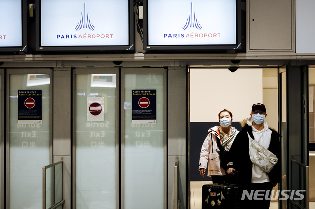 [파리=AP/뉴시스] 중국 베이징에서 27일 프랑스 파리 샤를 드골 국제공항에 도착한 중국인들이 마스크를 쓰고 있다. 2020.01.27 