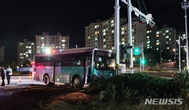 [서귀포=뉴시스]지난 27일 오후 제주 서귀포시 서호동 수모루교차로에서 시내버스와 호텔 통근버스가 충돌하는 사고가 발생했다. (사진=제주도소방안전본부 제공) 2020.01.28. photo@newsis.com