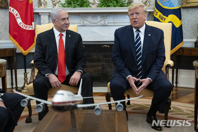 [워싱턴=AP/뉴시스]도널드 트럼프(오른쪽) 미국 대통령이 27일(현지시간) 백악관 집무실에서 베냐민 네타냐후 이스라엘 총리와 회담하고 있다. 트럼프 대통령은 이스라엘과 팔레스타인 갈등을 풀 '중동 평화 계획'을 28일 공개하겠다고 밝혔다. 그는 팔레스타인도 자신의 중동 평화 계획을 지지할 것이라고 주장하며 "그들에게 아주 좋은 일"이라고 말했다. 2020.01.28.