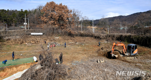 [광주=뉴시스] 신대희 기자 = 5·18기념재단과 대한문화재연구원이 28일 광주 북구 문흥동 옛 광주교도소 경비교도대 건물 뒤편에서 문화재 출토 방식으로 유골 발굴 작업을 벌이고 있다. 최근 해당 부지 옆 무연고 수형자 공동묘지에서 신원 미상 유골이 다수 발견됨에 따라 1980년 5·18민주화운동 행방불명자를 찾기 위한 작업이 재개됐다. 2020.01.28. sdhdream@newsis.com