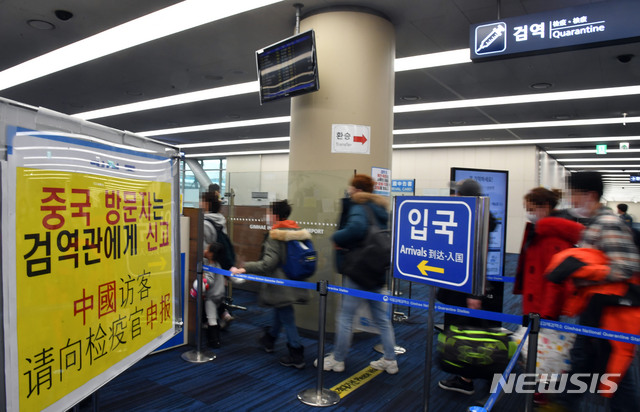 [부산=뉴시스] 부산 김해국제공항 국제선 입국장 내 검역모습.