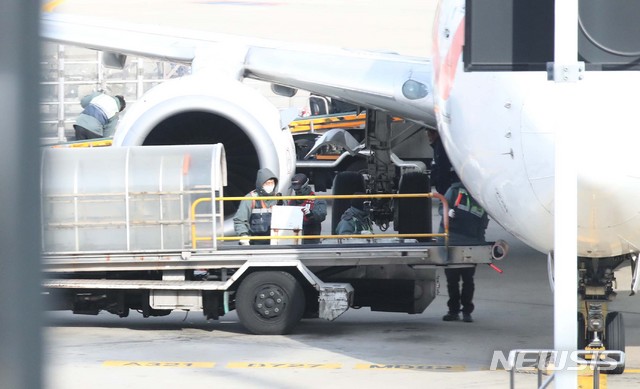 [인천공항=뉴시스] 고범준 기자 = 사진은 인천국제공항 제1터미널 계류장에서 지상 조업사들이 중국에서 도착한 비행기를 체크하는 모습. 2021.09.29. photo@newsis.com