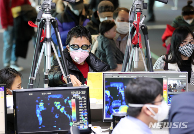 [인천공항=뉴시스] 고범준 기자 = 우한 폐렴(신종 코로나바이러스 감염증)에 대한 불안이 확산되고 있는 29일 인천국제공항 1터미널에서 물안경을 착용한 채 중국 진안에서 입국한 여행자가 전수발열검사에 앞서 건강상태질문서를 작성하고 있다. 2020.1.29. photo@newsis.com