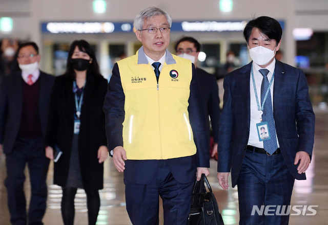 [인천공항=뉴시스]고범준 기자 = 이태호 외교부 2차관이 30일 인천국제공항 제2여객터미널에서 중국 후베이성 우한에 체류 중인 교민 송환을 위해 출국하고 있다. 2020.01.30. photo@newsis.com