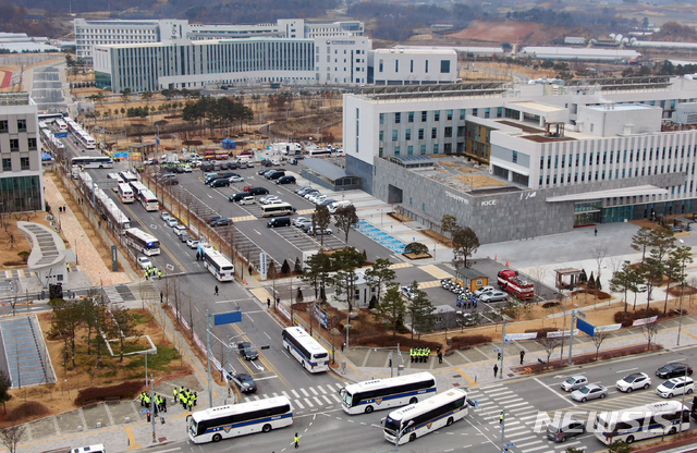 [진천=뉴시스] 인진연 기자 = 경찰이 31일 오전 중국 우한에서 귀국하는 교민의 임시 거주시설인 충북 진천군 국가공무원인재개발원 입구부터 인근 도로까지 경찰버스를 이용해 차벽을 설치하고 있다. 2020.01.31. inphoto@newsis.com