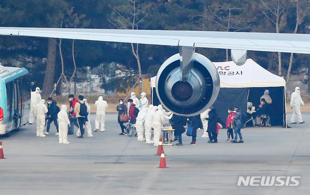 [서울=뉴시스] 전신 기자 = 신종 코로나바이러스 감염증(우한 폐렴)이 발생한 중국 후베이성 우한 교민들이 탑승한 대한항공 전세기가 31일 오전 서울 강서구 김포국제공항에 도착하여 추가 검역을 받고 있다. 2020.01.31. photo1006@newsis.com