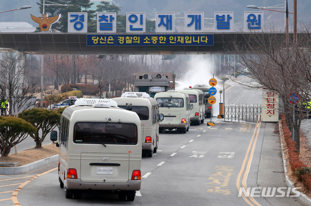 [아산=뉴시스] 이영환 기자 = 중국 우한에서 전세기편을 이용해 귀국한 교민들을 태운 차량이 31일 오후 임시생활시설인 충남 아산시 경찰인재개발원으로 들어서고 있다. 2020.01.31.     20hwan@newsis.com